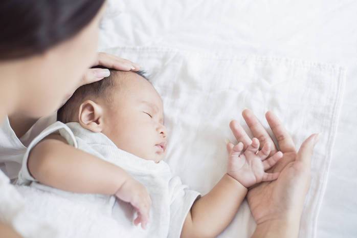 Икота у новорожденных после кормления: почему грудничок икает после кормления, что делать и причины
