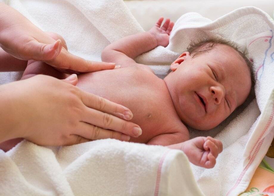 Почему новорожденный пукает и часто какает?