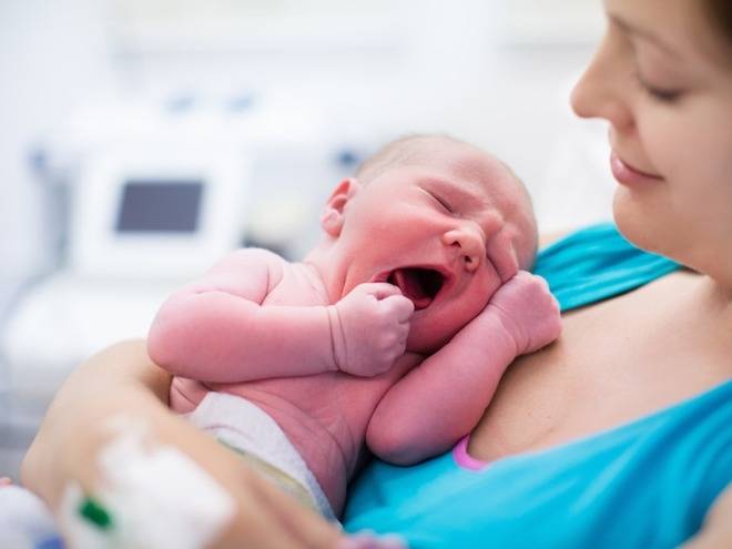 Родничок у новорожденных: когда зарастает, и что на это влияет