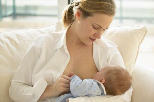 Простуда у грудничка: как не заразить грудного ребенка если мама заболела, лечение и симптомы у новорожденного, признаки, как лечить и можно ли кормить молоком