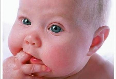 Рвота у детей при прорезывании зубов: причины, симптомы и лечение