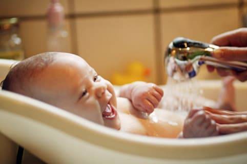 До какого возраста купать ребенка каждый день и зачем?