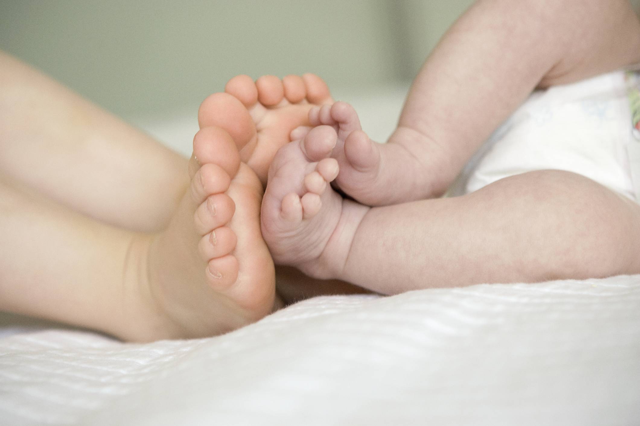 У ребенка холодные руки и ноги: причины, мнение комаровского