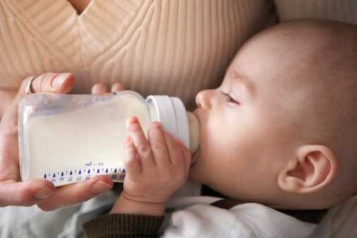 Что необходимо знать молодым родителям, чтобы накормить новорожденного из бутылочки? основные правила