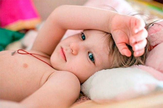 Ребенок потеет во сне: причины, почему потеет сильно и без температуры