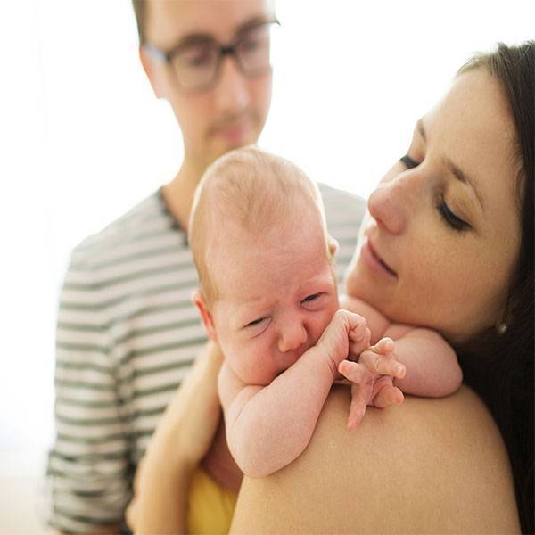 Икота у новорожденных после кормления: что делать, причины, как убрать икоту
