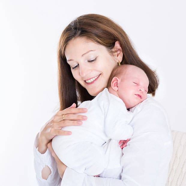 Почему рекомендуется держать новорожденного столбиком после кормления? как правильно держать новорожденного столбиком?