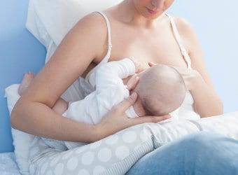 Все о кормлении новорожденных в первые дни жизни. график кормления грудью и смесью