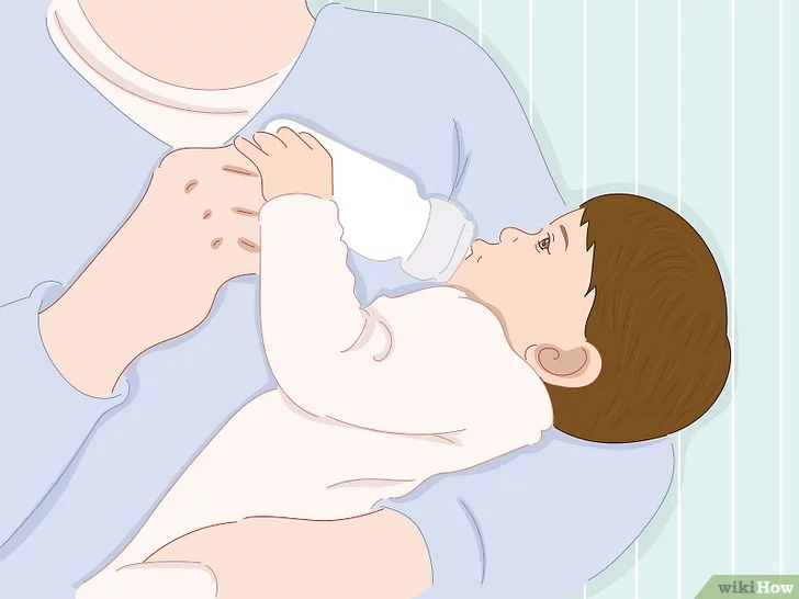 Ищете как правильно кормить новорожденного из бутылочки? обзор самых удобных поз для кормления!