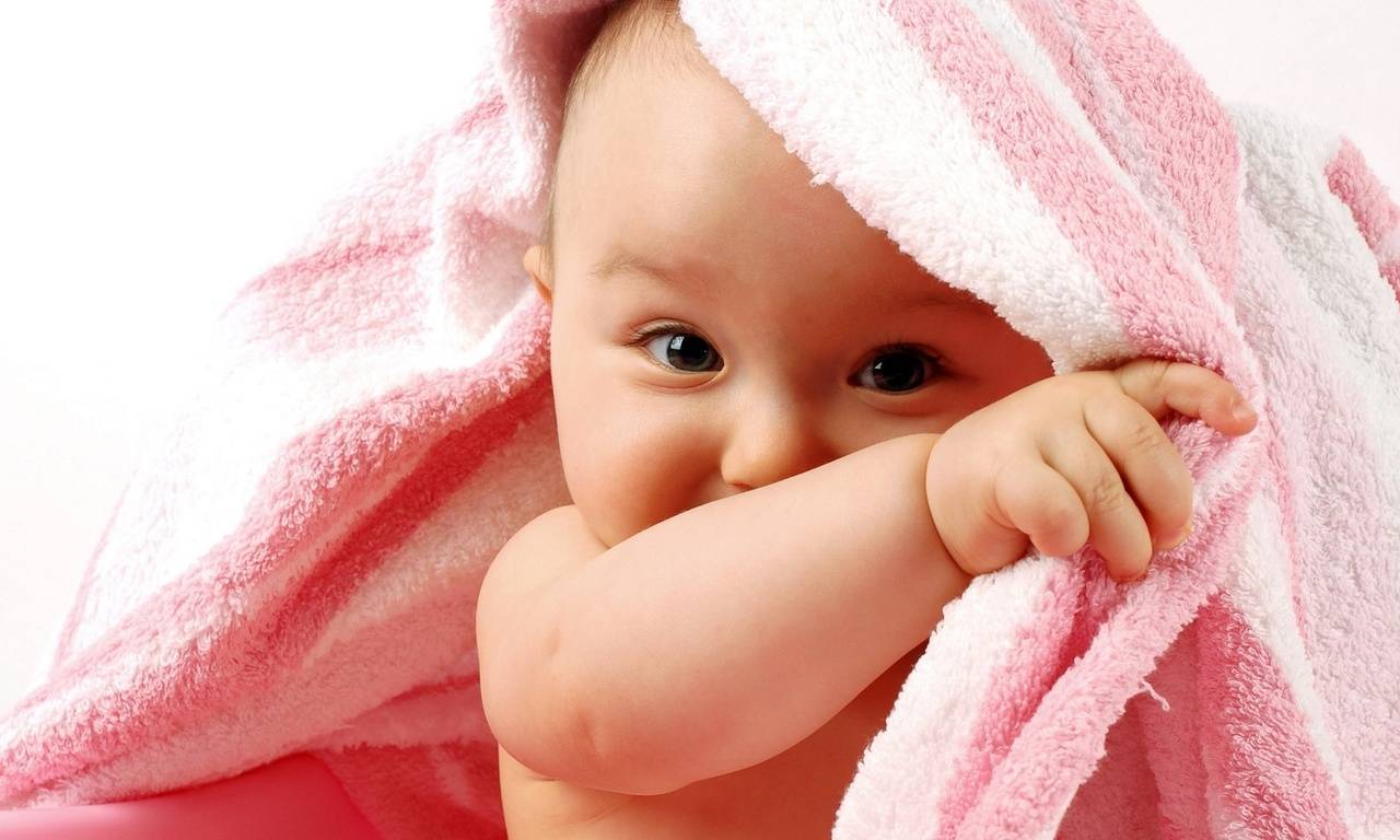 Как правильно подмывать новорожденного ребенка (мальчика и девочку)