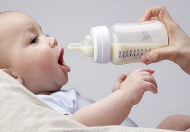 Как правильно кормить новорожденного из бутылочки: смесью, молоком