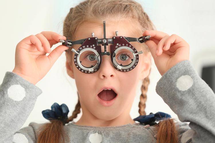 Очки или операция: лечится или нет смешанный и врожденный астигматизм у детей?