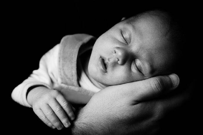 Грудной ребенок не может заснуть даже на руках: что делать родителям 