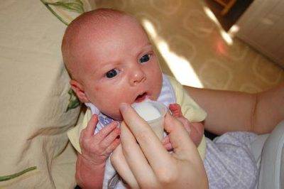 Сколько грудного молока или смеси должен съедать новорожденный за сутки в первые дни жизни