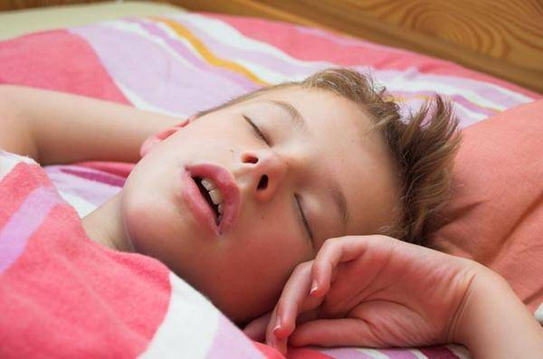 Ребенок храпит во сне: причины и решение проблемы