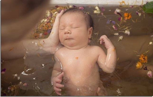 Моем кроху правильно: как выбрать губку для купания новорожденного и какие особенности использования?