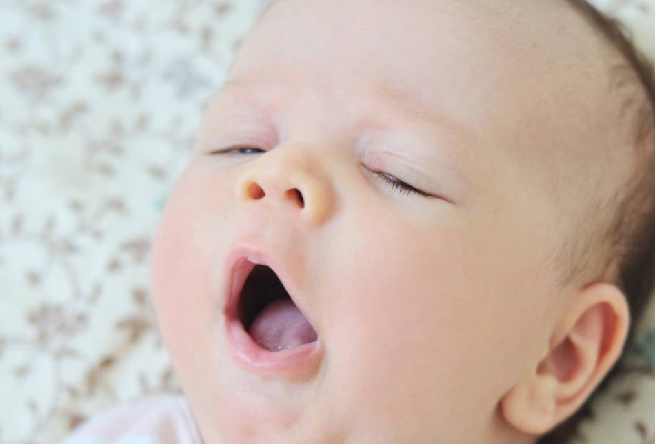 Почему новорожденные часто чихают? причины