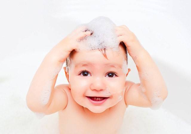 Купание ребёнка: можно ли проводить водные процедуры при насморке