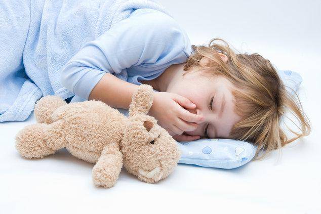 Почему ребенок не может уснуть и что делать