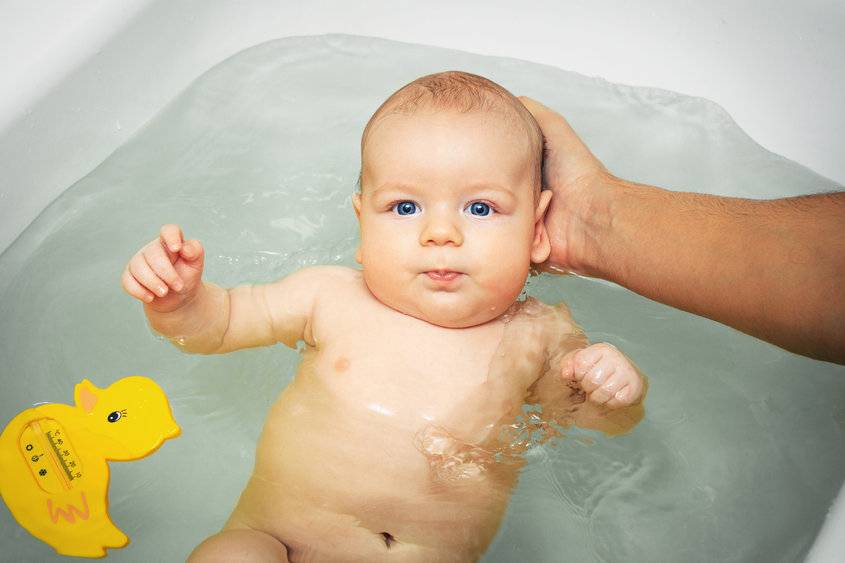 Какой должна быть температура воды в ванночке для купания новорожденного ребенка