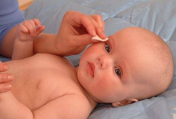 Промывать чаем глаза новорожденному. комаровский о гное в глазах младенца. общие правила использования лекарств