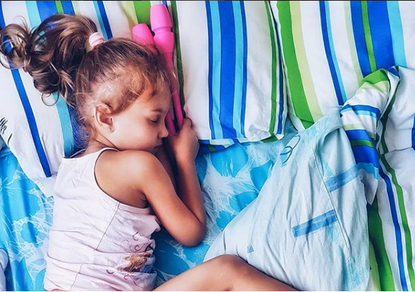 Потеет голова у ребенка во сне – какие причины и что делать 2020