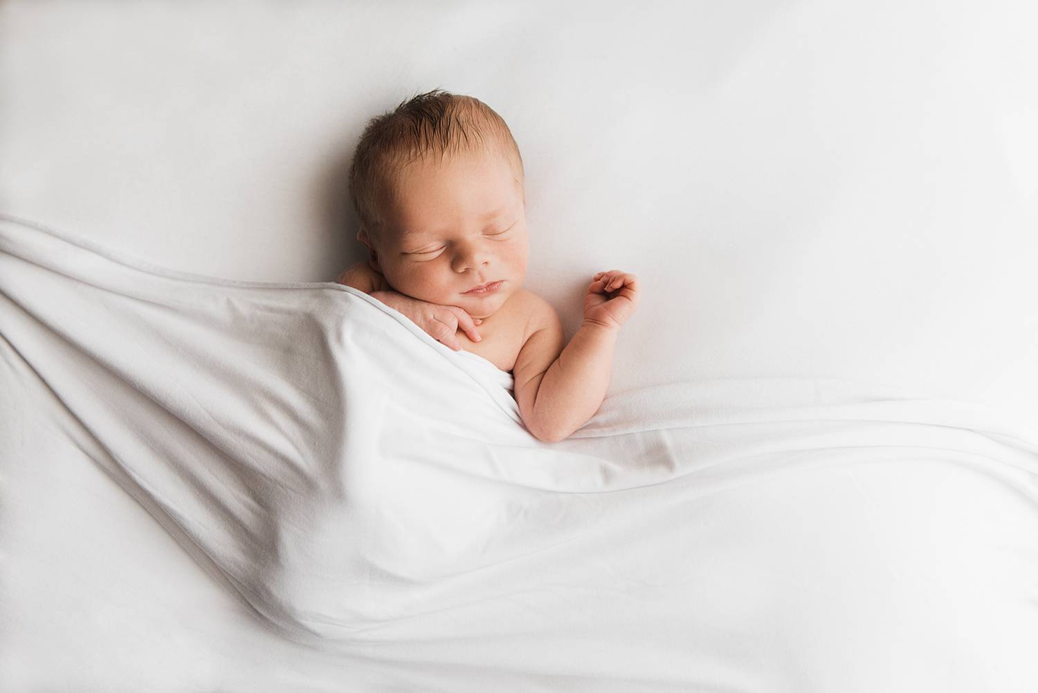Сколько часов должен спать новорожденный