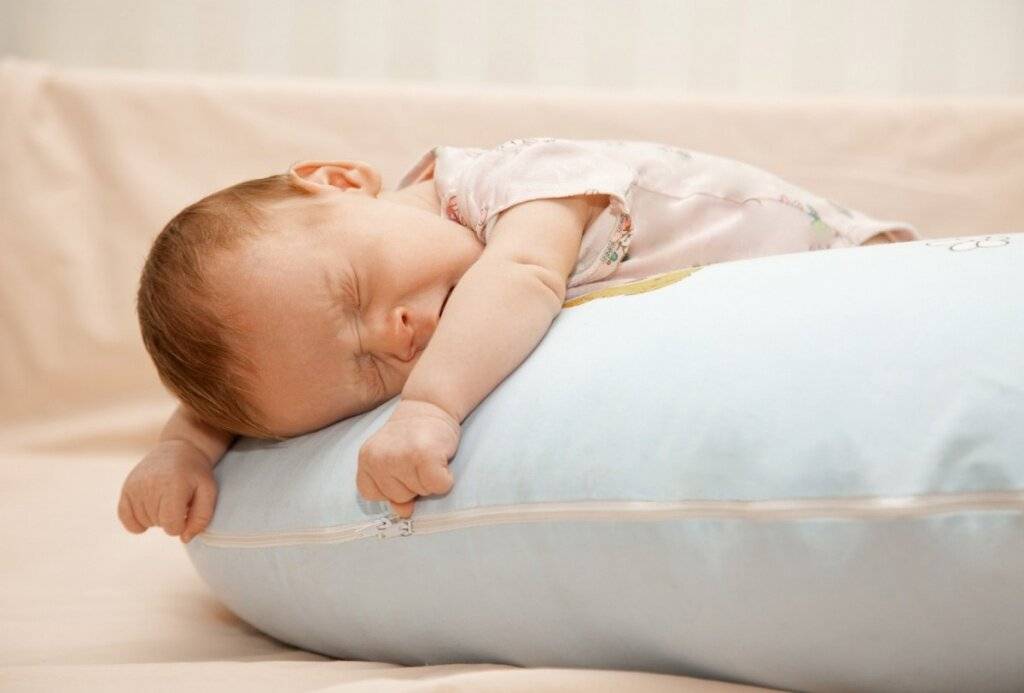 Грудничок срыгивает во сне. срыгивание у новорожденных (грудных) детей: причины, лечение