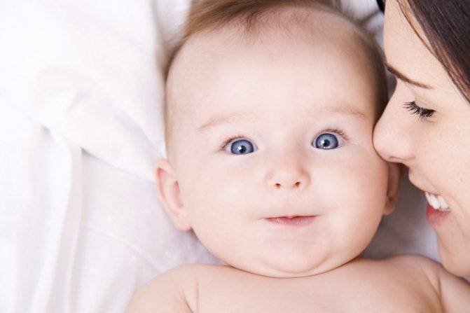 У новорожденного косят глазки — когда перестают косить глаза?