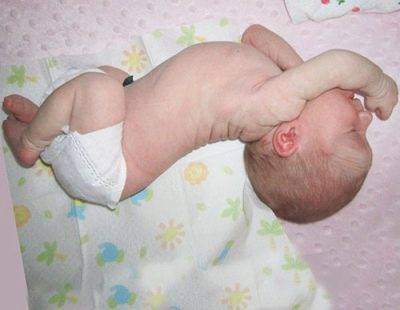 Новорожденный вздрагивает во сне, дергается и плачет: почему трясется ребенок?