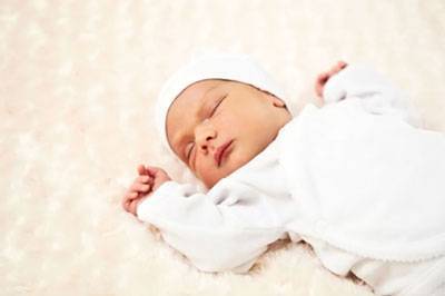 Почему новорожденный кряхтит и тужится во сне и что с этим делать