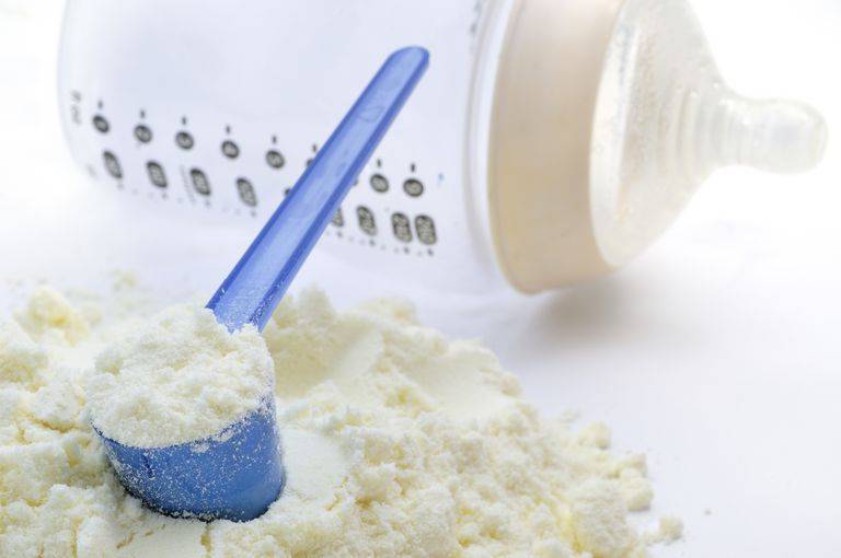 Как применять кисломолочную смесь для новорожденных: режим использования, правила приготовления и обзор популярных брендов