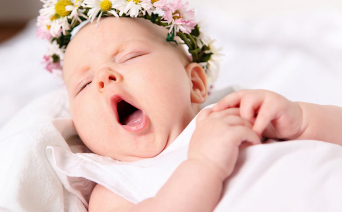 Ребенок закатывает глаза вверх или в сторону, когда засыпает или спит.