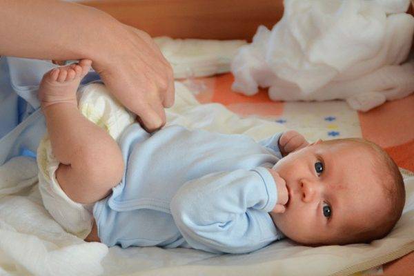 Почему у новорожденного на смешанном вскармливании может появиться запор? каковы причины проблемы и как с ней справиться?