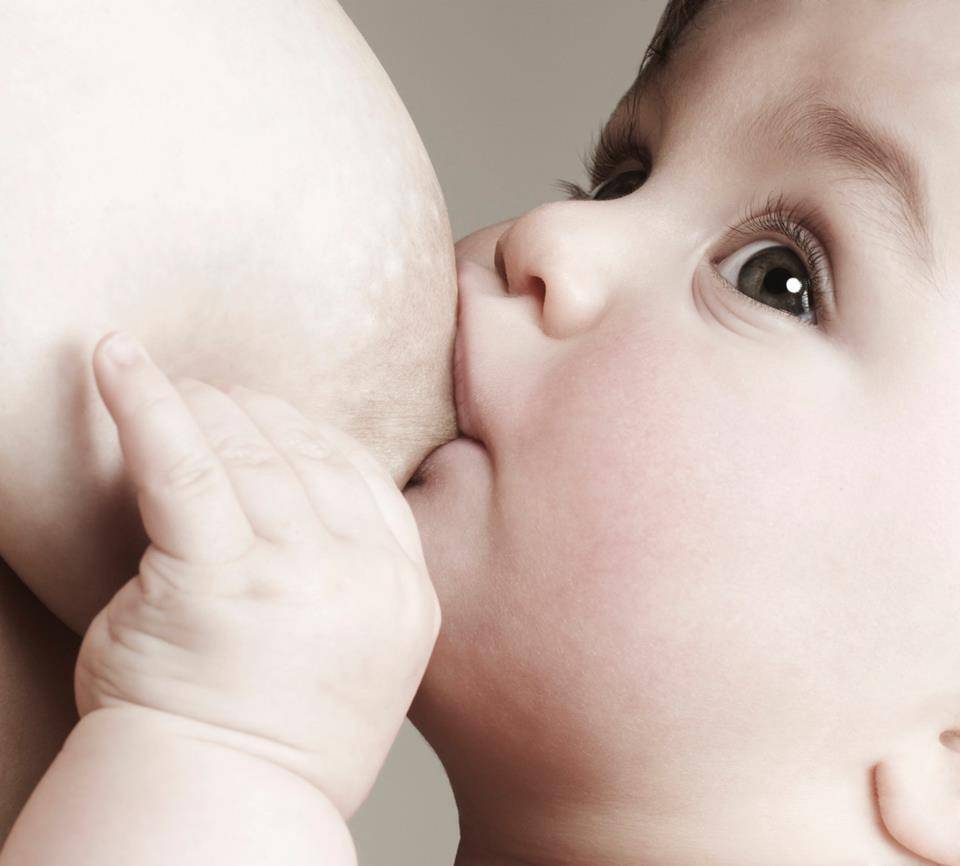 Почему малыш кусает грудь: 6 причин