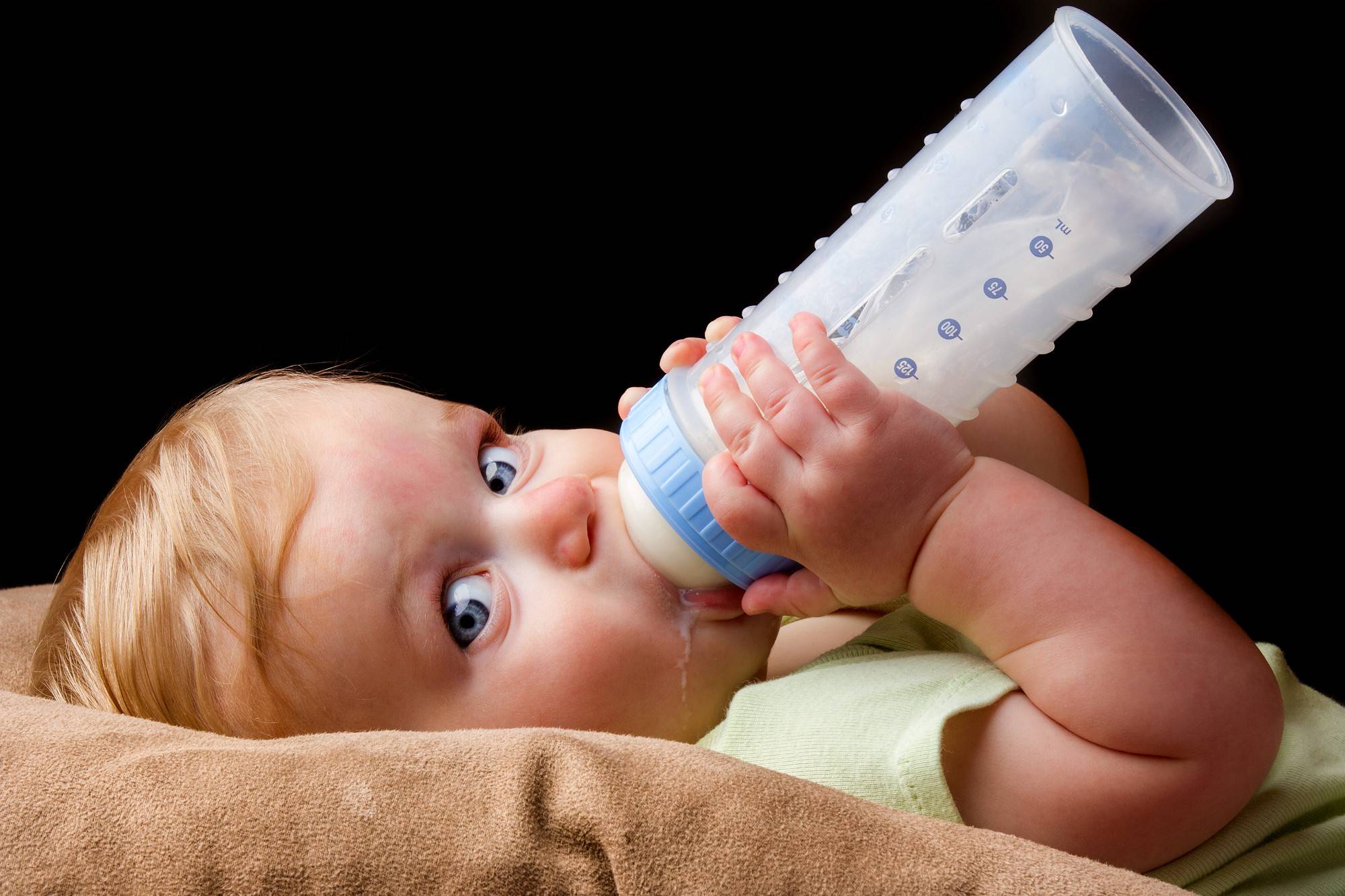 Как правильно кормить новорожденного грудным молоком: позы, по часам