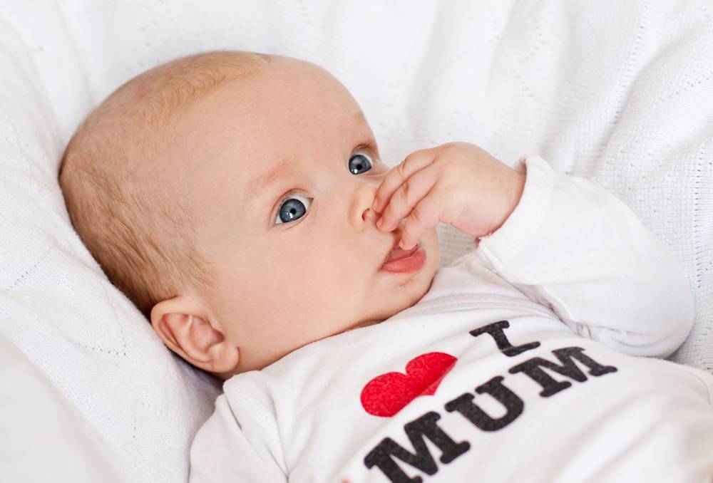Будь здоров: почему чихает новорожденный