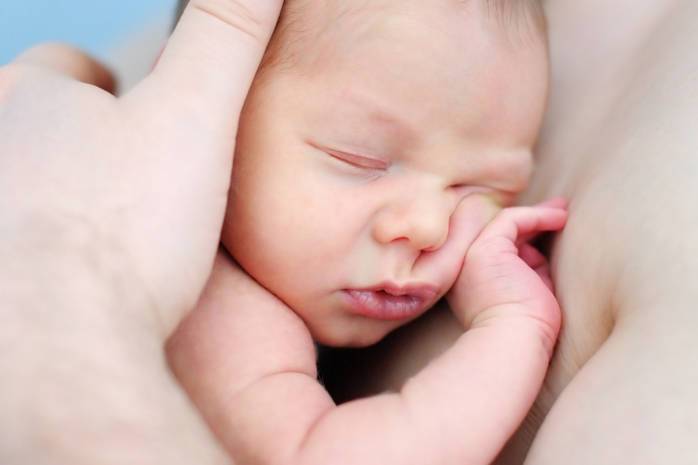 Почему новорожденный ребенок улыбается во сне?