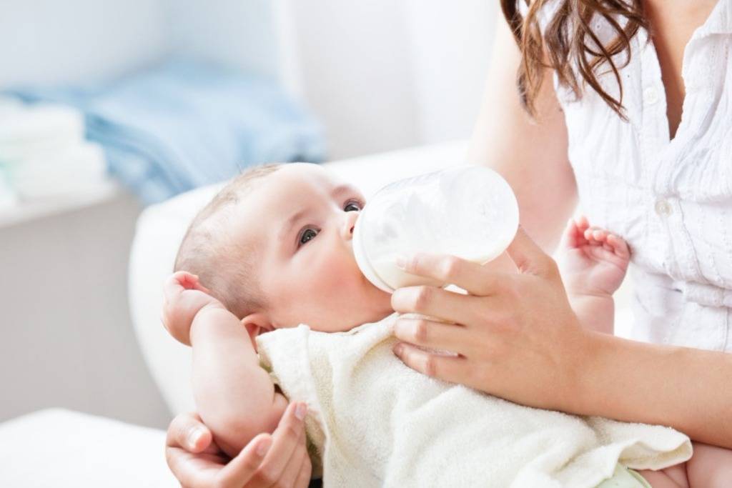 Как нужно правильно кормить из бутылочки новорождённого