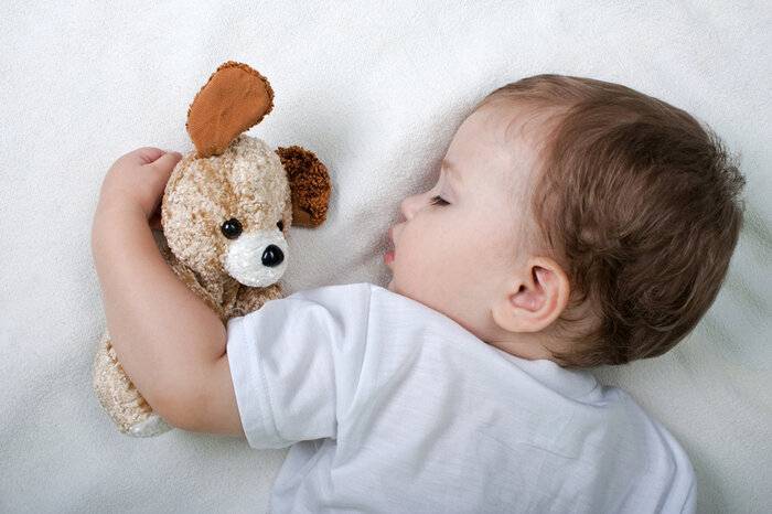 Е. комаровский: ребенок потеет во сне - причины, почему сильно потеет голова, когда засыпает