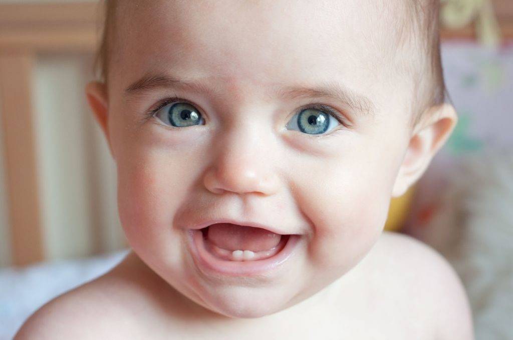 Сколько зубов должно быть у ребенка в 1 год: факторы роста и признаки прорезывания
