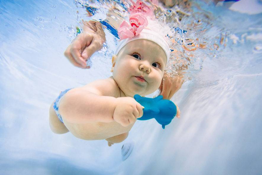 Полезно ли раннее плавание и ныряние для грудничков? видео — занятие в бассейне