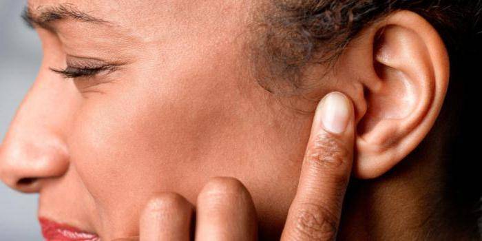 У ребенка из за насморка болит ухо чем лечить