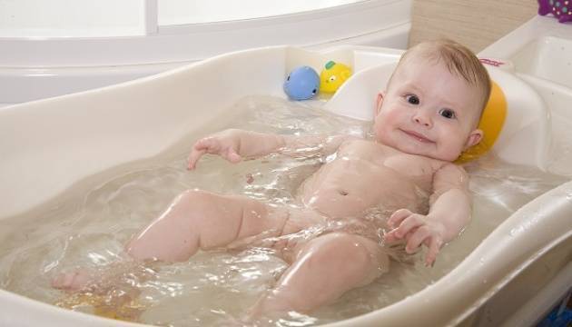 При какой температуре воды купать новорожденного ребенка