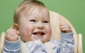Почему ребенок срыгивает после кормления грудным молоком. причины срыгивания у новорожденного, грудничка фонтаном