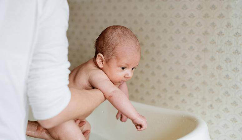 Как правильно держать ребенка при подмывании под краном?
