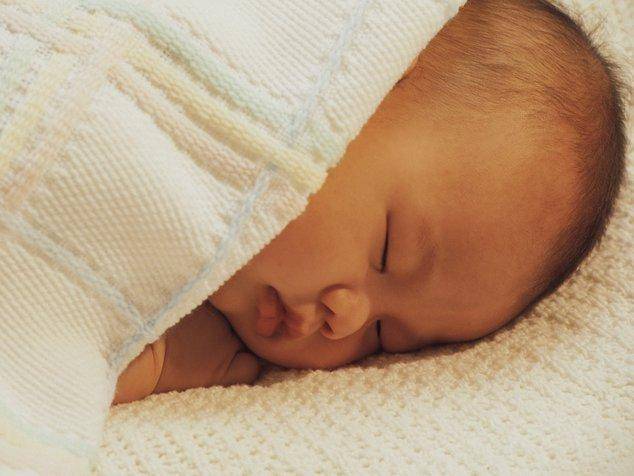 Почему у ребенка потеет голова во время сна