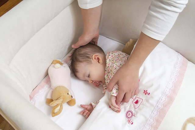 Как отучить ребенка от укачивания на руках перед сном, почему некоторые малыши спят только на руках у мамы и что с этим делать