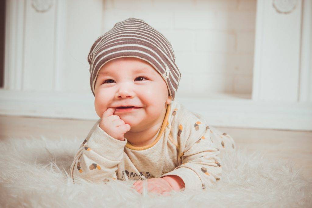 Когда ребенок начинает держать голову: нормы развития малыша