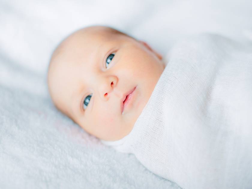 Пеленание новорожденного (42 фото): широкое и естественное, до какого возраста пеленать ребенка - до скольки месяцев, все «за» и «против», способы, сравнение с подгузниками